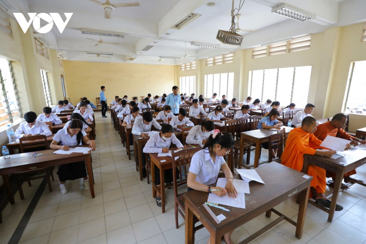 Bộ Giáo dục Campuchia nghiêm cấm các trường học bắt ép học sinh học thêm